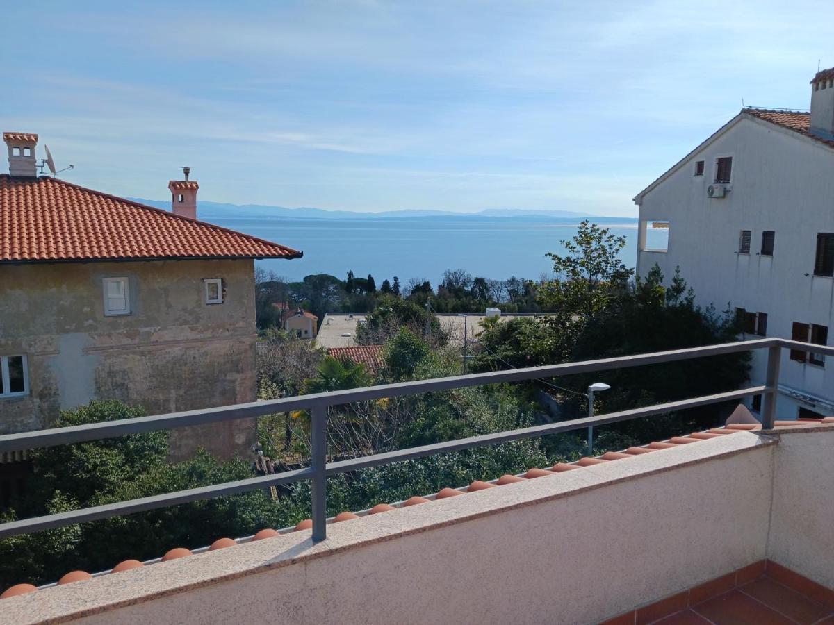Apartment Lady Daniela Mit Meerblick In Ловран Екстериор снимка