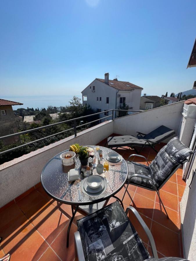Apartment Lady Daniela Mit Meerblick In Ловран Екстериор снимка