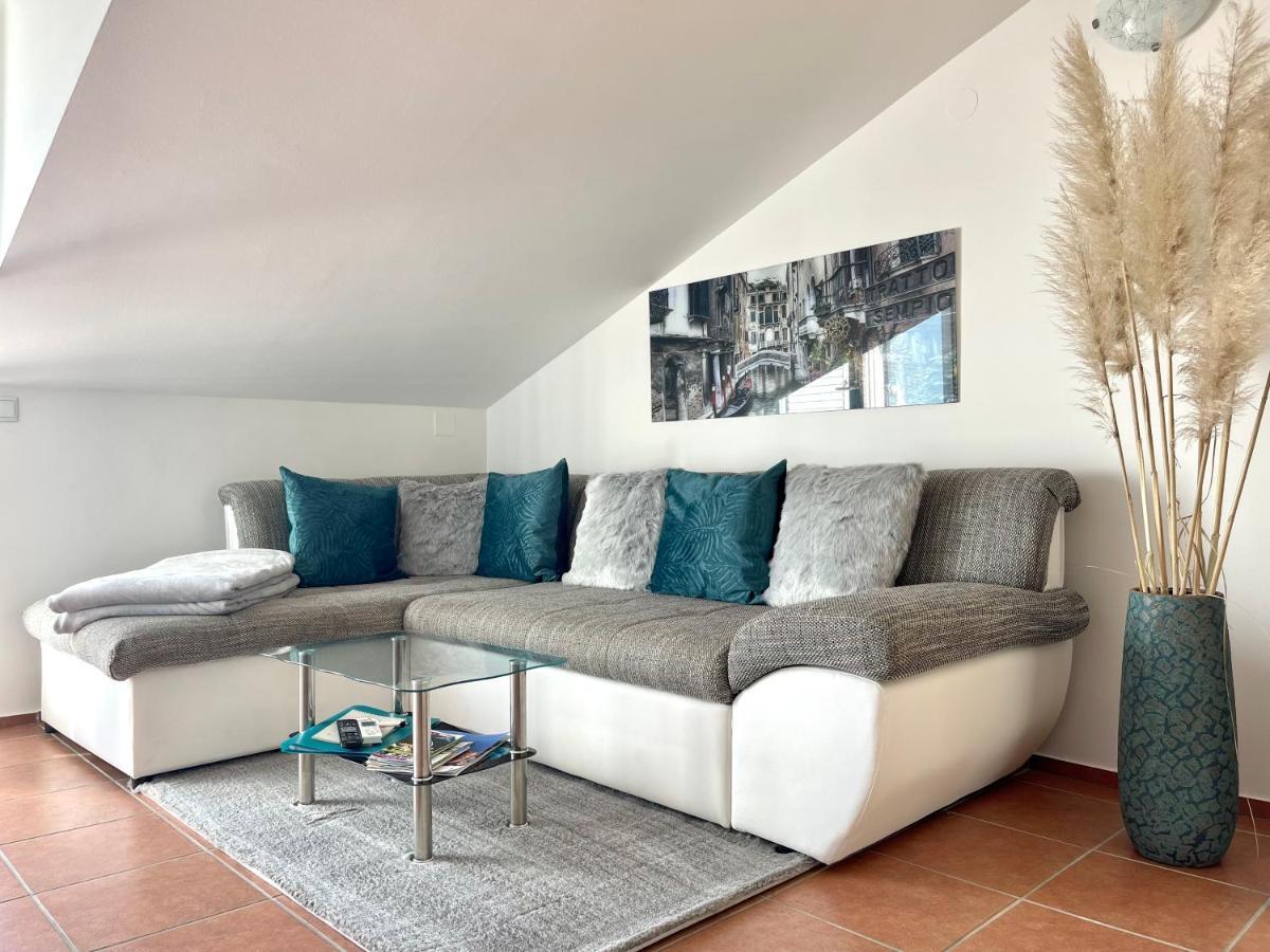 Apartment Lady Daniela Mit Meerblick In Ловран Екстериор снимка