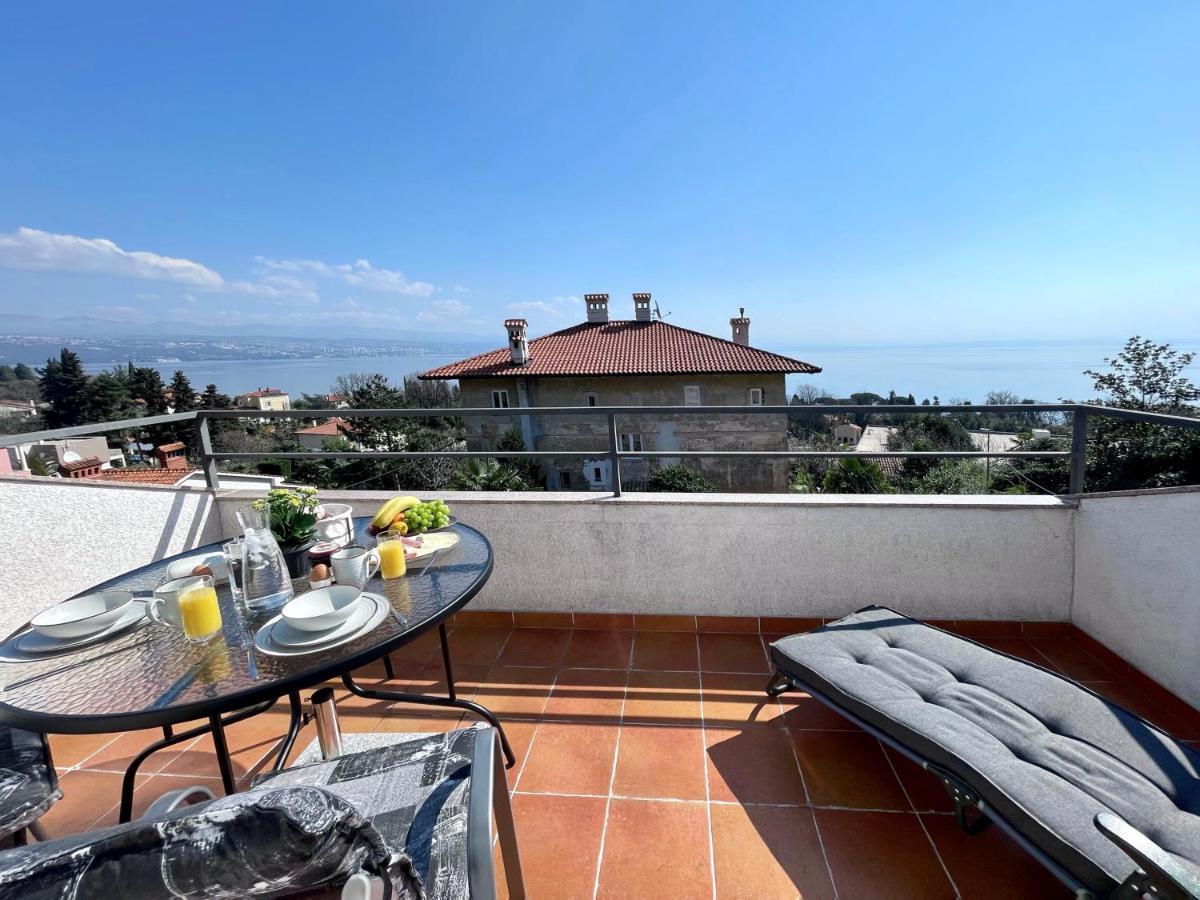 Apartment Lady Daniela Mit Meerblick In Ловран Екстериор снимка