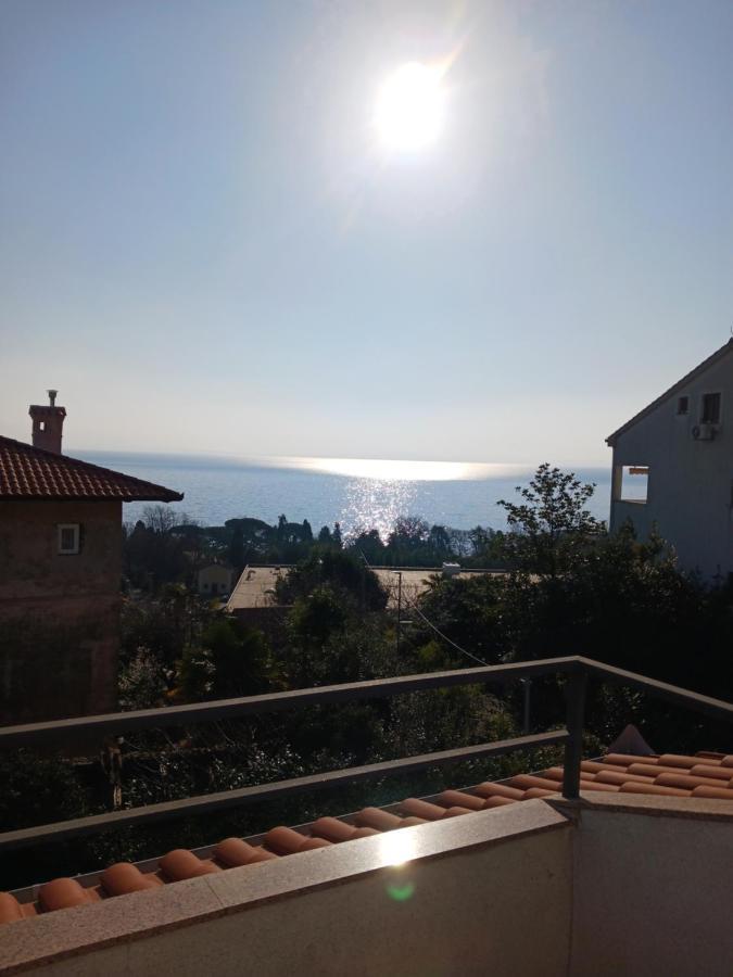 Apartment Lady Daniela Mit Meerblick In Ловран Екстериор снимка