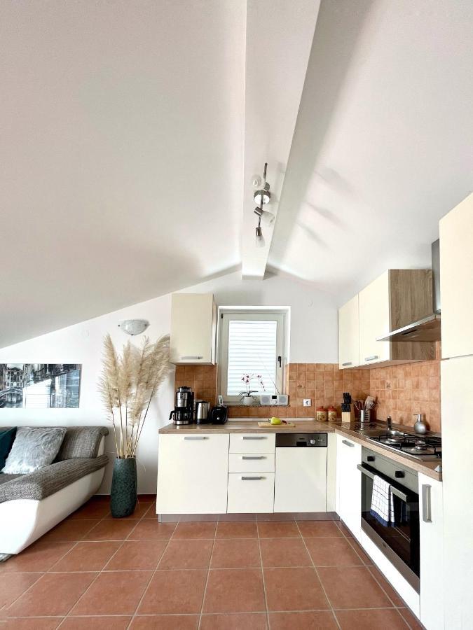 Apartment Lady Daniela Mit Meerblick In Ловран Екстериор снимка