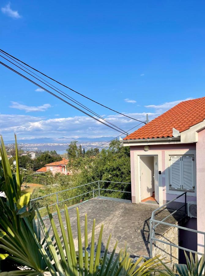 Apartment Lady Daniela Mit Meerblick In Ловран Екстериор снимка