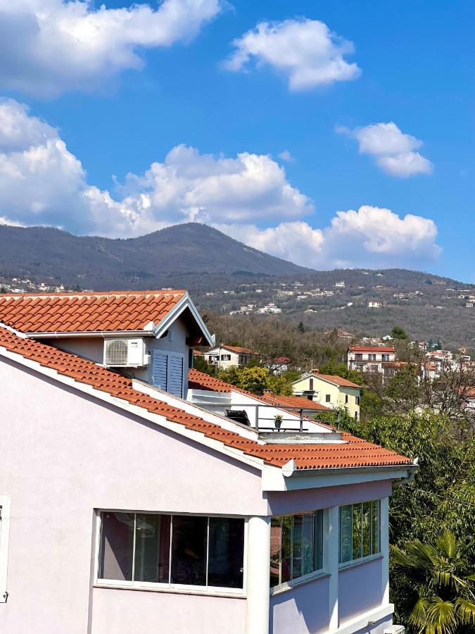 Apartment Lady Daniela Mit Meerblick In Ловран Екстериор снимка