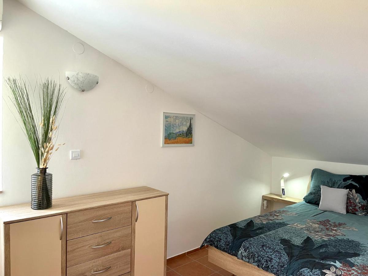 Apartment Lady Daniela Mit Meerblick In Ловран Екстериор снимка