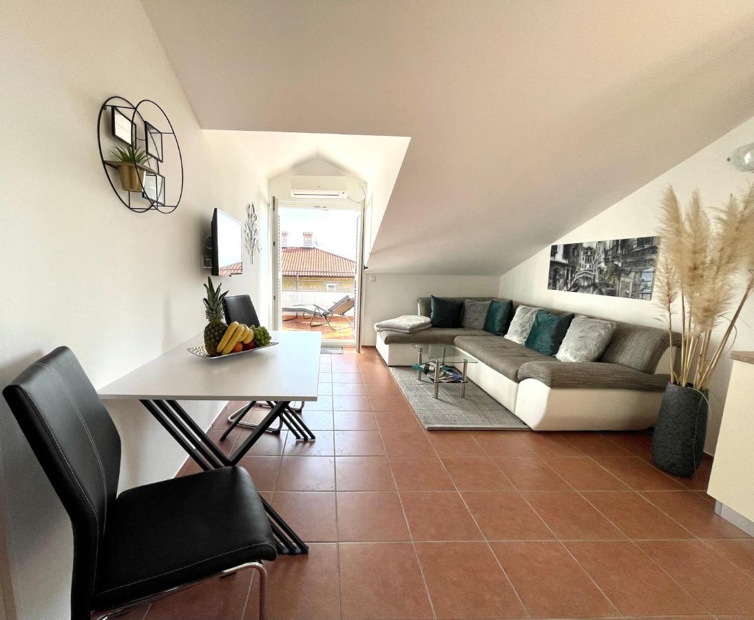 Apartment Lady Daniela Mit Meerblick In Ловран Екстериор снимка