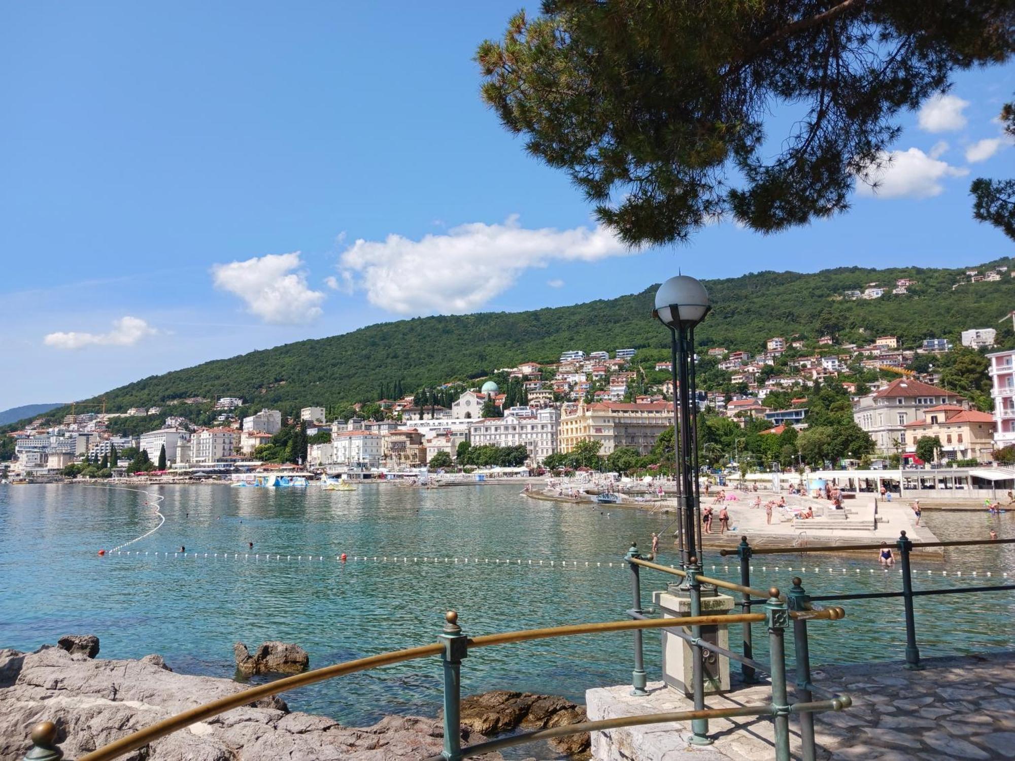 Apartment Lady Daniela Mit Meerblick In Ловран Екстериор снимка
